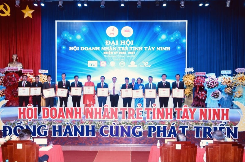 Ông Vi Nhất Trường - Phó Chủ tịch Hội Doanh nhân trẻ Việt Nam (thứ 6 từ phải sang) trao Bằng khen của Hội Doanh nhân trẻ Việt Nam cho các cá nhân xuất sắc của Hội Doanh nhân trẻ Tây Ninh.