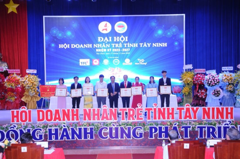 Ông Lê Trí Hải, Phó Chủ tịch Hội Doanh nhân trẻ Việt Nam (thứ 5 từ phải sang) trao Bằng khen của Hội Doanh nhân trẻ Việt Nam cho các cá nhân xuất sắc của Hội Doanh nhân trẻ Tây Ninh.