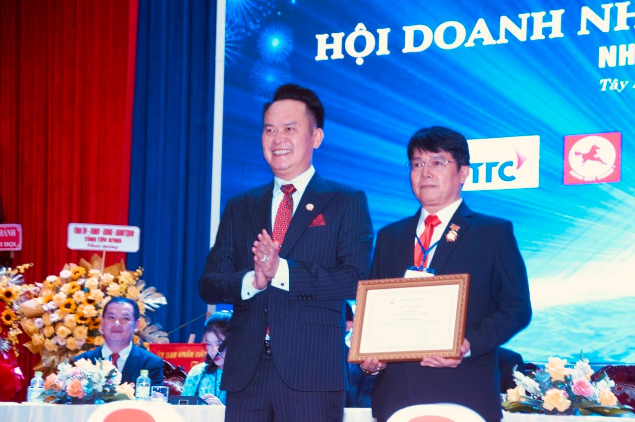 Ông Đặng Hồng Anh - Chủ tịch Hội Doanh nhân trẻ Việt Nam trao Kỷ niệm chương “Vì sự phát triển phong trào Doanh nhân trẻ Việt Nam” cho ông Ngô Trần Ngọc Quốc - Chủ tịch Hội Doanh nhân trẻ Tây Ninh khóa IV.