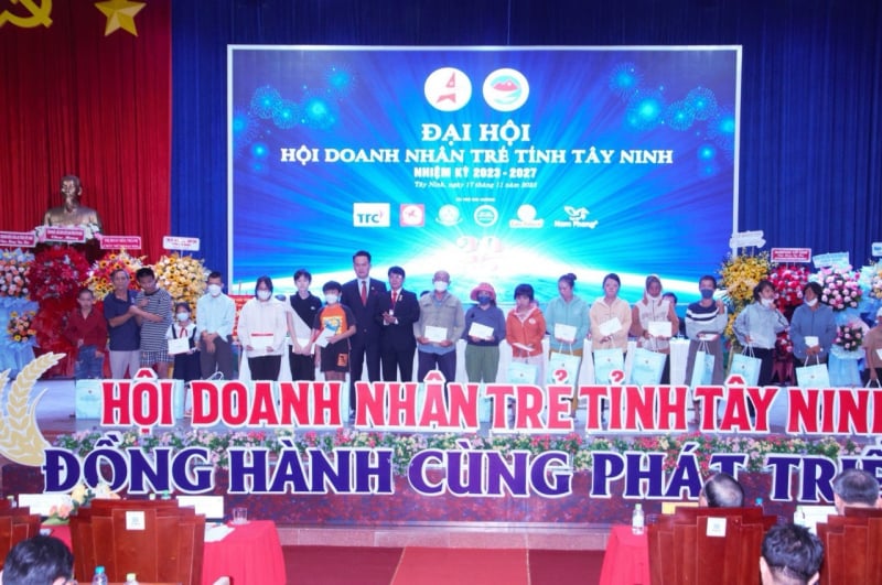 Ông Đặng Hồng Anh - Chủ tịch Hội Doanh nhân trẻ Việt Nam và ông Ngô Trần Ngọc Quốc - Chủ tịch Hội Doanh nhân trẻ Tây Ninh khóa IV trao quà cho các nạn nhân chất độc da cam/dioxin tỉnh.