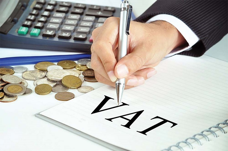 Đối với doanh nghiệp, việc giảm 2% mức thuế VAT sẽ góp phần làm tăng khả năng cạnh tranh, tăng tiêu thụ hàng hóa, dịch vụ và mở rộng sản xuất, kinh doanh. Ảnh: TL.