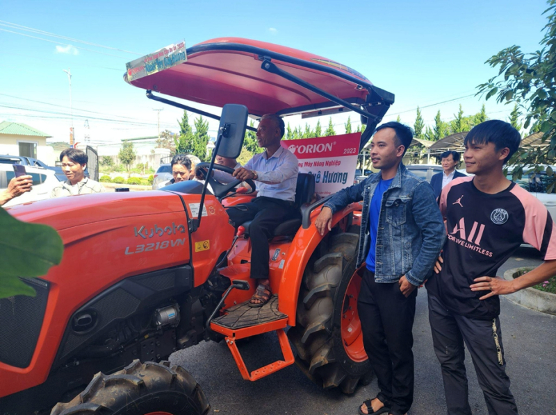Nông dân trải nghiệm lái thử máy nông nghiệp