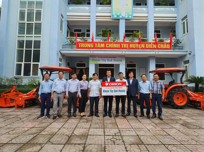 Huyện Diễn Châu được trao tặng hai máy nông nghiệp cho hai hợp tác xã Diễn Trung và Diễn An