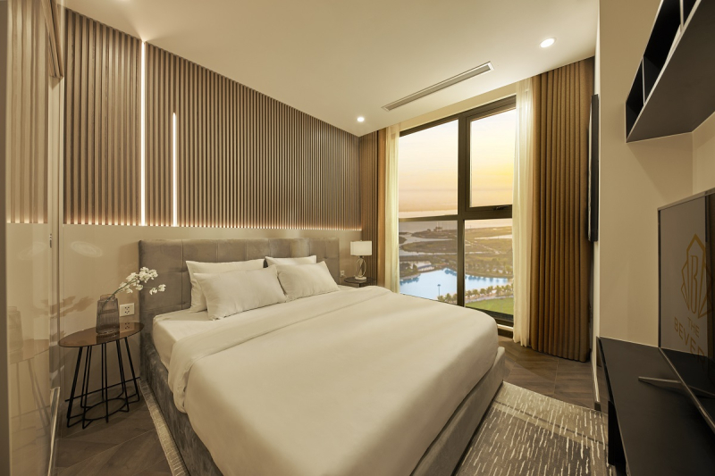 Phòng ngủ có thiết kế sang trọng và ấm cúng, với tầm nhìn hướng ra cây xanh và mặt nước