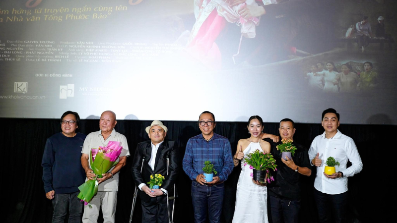 Đạo diễn Hồ Ngọc Xum đến chúc mừng và nhận hoa từ học trò
