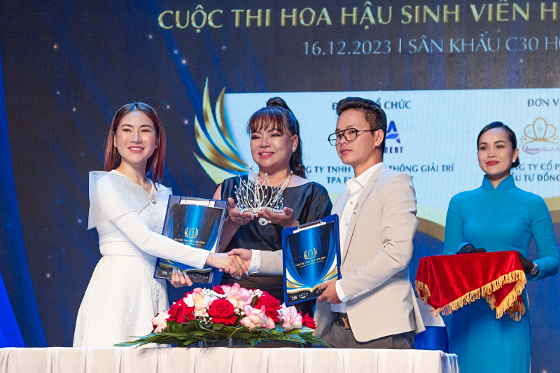 Bà Thu Trang-Trưởng ban tổ chức (bìa trái) và đại diện đơn vị tài trợ công bố vương miện