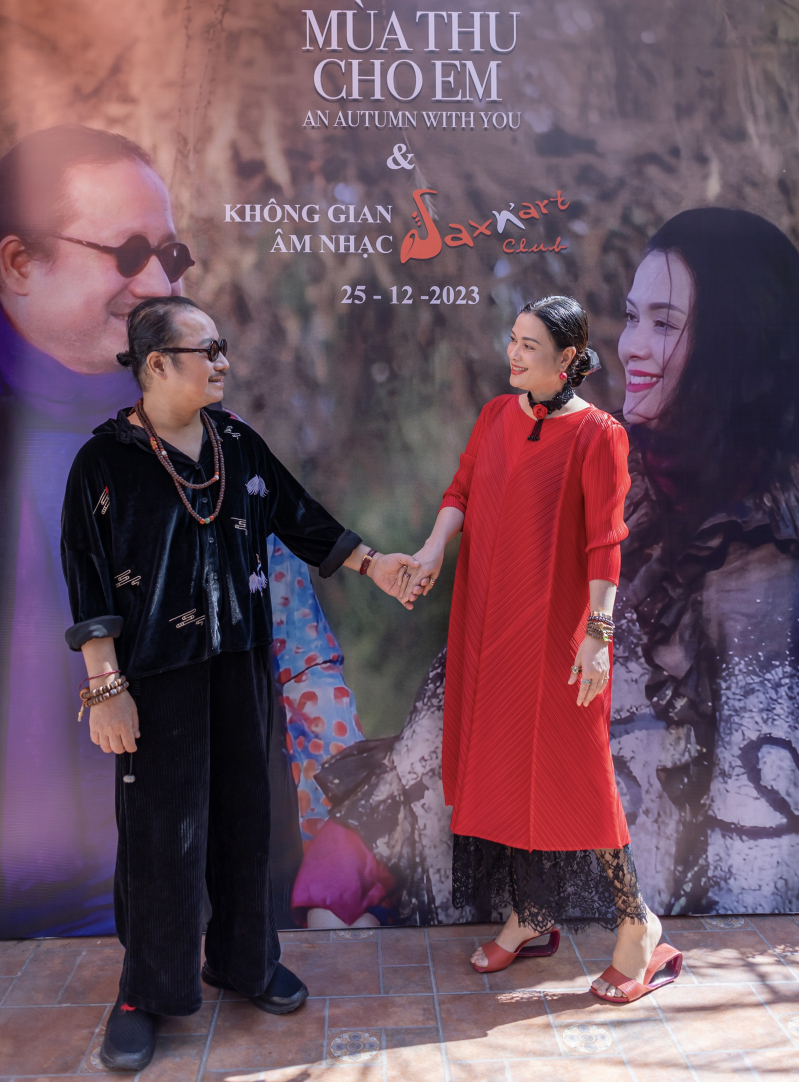 Trần Mạnh Tuấn và vợ