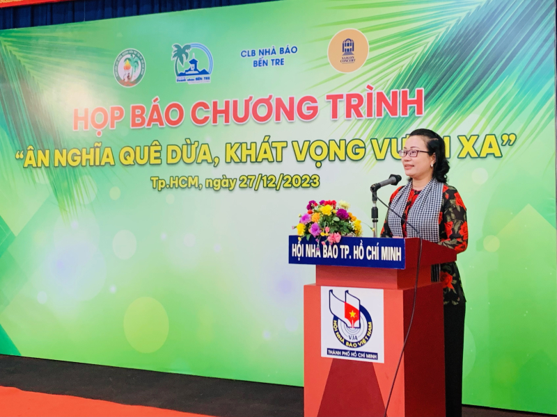 Bà Nguyễn Trúc Hạnh -Tỉnh uỷ viên, Phó trưởng ban Tuyên giáo tỉnh Bến Tre phát biểu tại cuộc họp báo
