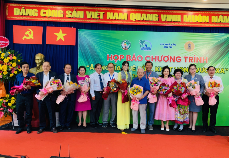 Hoa hậu Nguyễn Thanh Hà (áo dài vàng) cùng các thành viên ban tổ chức