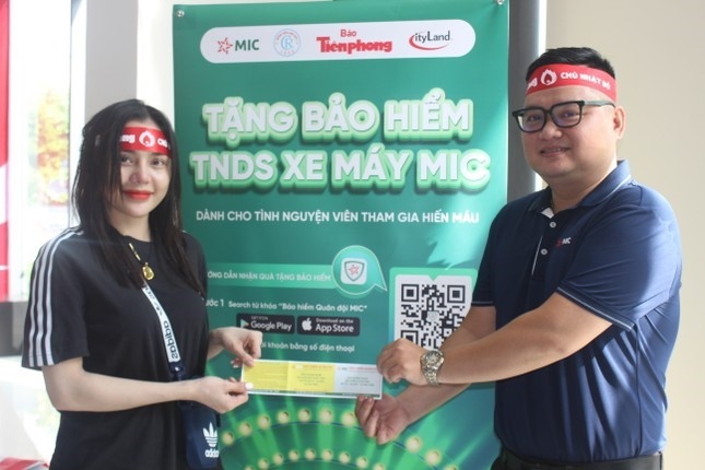 Mỗi người tham gia hiến máu được tặng thêm 01 thẻ bảo hiểm xe máy đến từ Công ty Bảo hiểm MIC Bắc Sài Gòn thuộc Tổng Công ty cổ phần Bảo hiểm Quân đội (MIC).