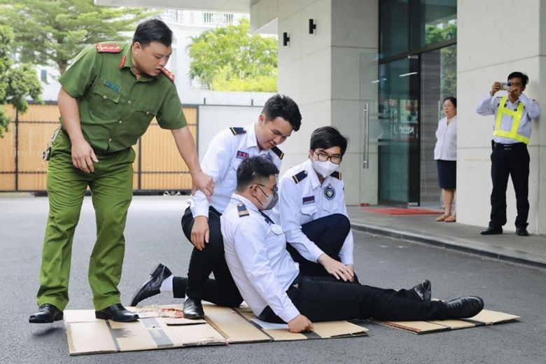 Đội bảo vệ của công ty được lực lượng chức năng đào tạo kỹ năng xử lý cứu nạn khi có tình huống khẩn cấp.