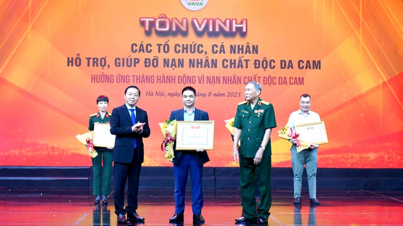 Hội Doanh nhân trẻ Việt Nam là 1 trong các đơn vị được tri ân tại chương trình “Thắp lửa niềm tin” tổ chức vào tháng 8 vừa qua. Chương trình nhằm tôn vinh các cá nhân, tổ chức có đóng góp lớn nhằm hỗ trợ, giúp đỡ nạn nhân chất độc da cam/dioxin.