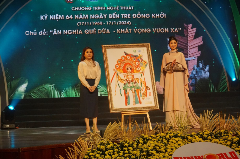 Hoa hậu Thanh Hà tặng phác thảo bộ sưu tập cho chương trình