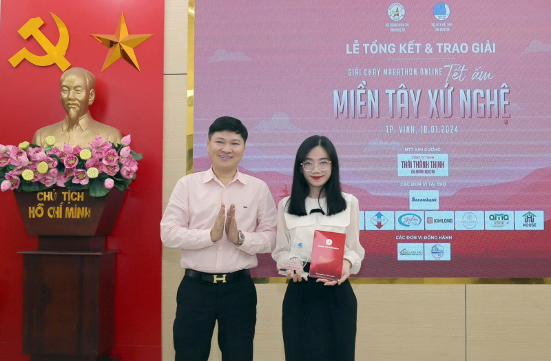 Đại diện Hội Doanh nhân trẻ Nghệ An trao giải vận động viên được yêu thích nhất mùa giải.