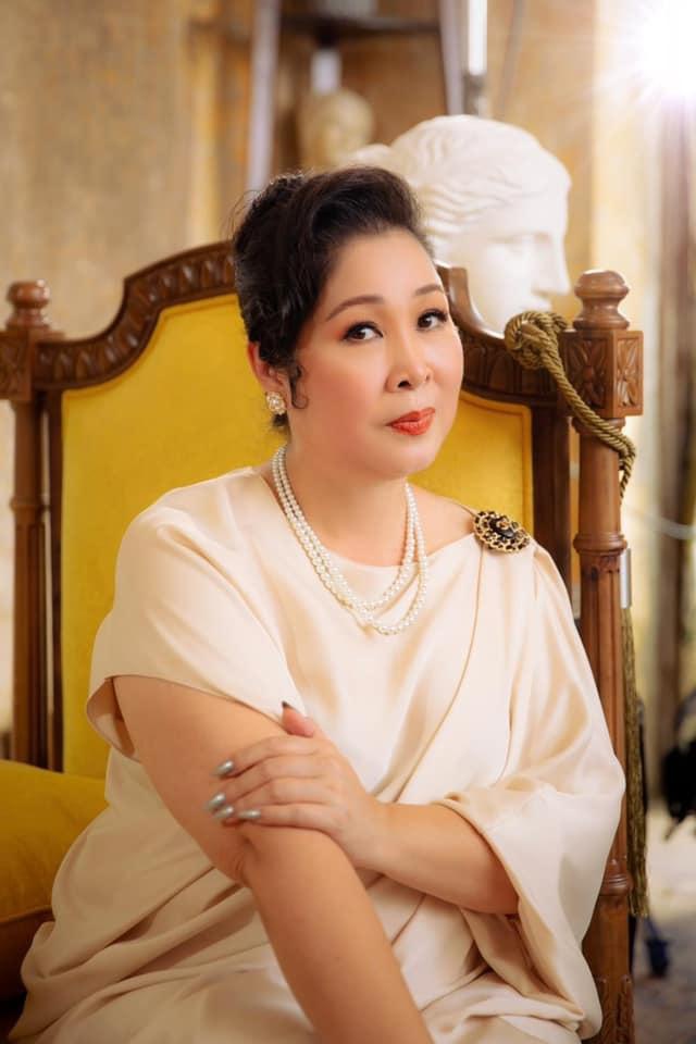 Hồng Vân là nữ nghệ sĩ lập sân khấu riêng từ năm 2001