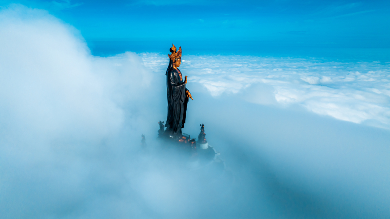 Tượng Phật Bà Tây Bổ Đà Sơn trên đỉnh núi Bà Đen. Ảnh: Nguyễn Minh Tú