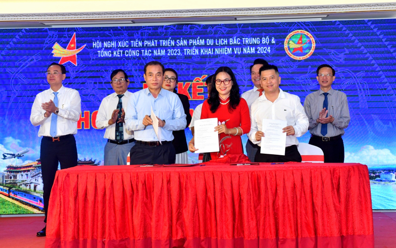 Ký kết hợp tác giữa các doanh nghiệp trong CLB Du lịch Doanh nhân trẻ Việt Nam với doanh nghiệp du lịch các tỉnh Nghệ An, Hà Tĩnh.