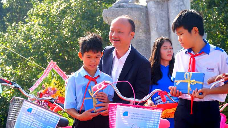 Ông Nguyễn Hồng Phong - Phó Chủ tịch Hội Doanh nhân trẻ Việt Nam trao tặng xe đạp cho các em học sinh tại tỉnh Thừa Thiên Huế.