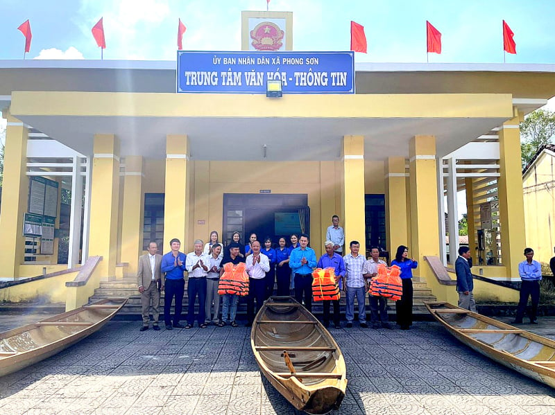 Ông Nguyễn Kim Quy - Phó Chủ tịch thường trực Hội Liên hiệp Thanh niên Việt Nam (thứ 5 từ phải sang) và ông Nguyễn Hồng Phong - Phó Chủ tịch Hội Doanh nhân trẻ Việt Nam (thứ 6 từ trái qua) trao tặng thuyền cứu hộ cho xã Phong Sơn (huyện Phong Điền, tỉnh Thừa Thiên Huế).