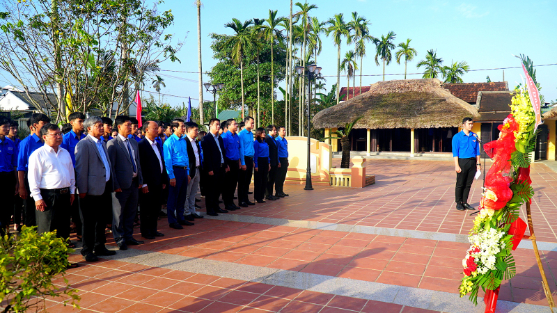 Các đại biểu dâng hương, dâng hoa tại Nhà lưu niệm Đại tướng Nguyễn Chí Thanh.