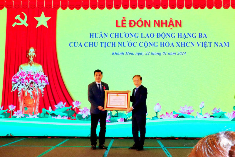 Ông Hoàng Công Đoàn - Phó Chủ tịch Hội Doanh nhân trẻ Việt Nam vinh dự đón nhận Huân chương Lao động hạng Ba.