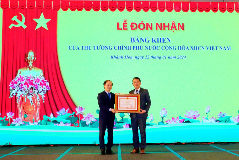 Ông Nguyễn Vũ Linh - Chủ tịch Hội Doanh nhân trẻ Tuyên Quang vinh dự đón nhận Bằng khen của Thủ tướng Chính phủ.