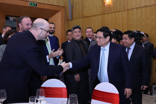 Thủ tướng Phạm Minh Chính và đại diện các nhà tài trợ, doanh nghiệp có vốn đầu tư nước ngoài tại Việt Nam. Ảnh: VGP
