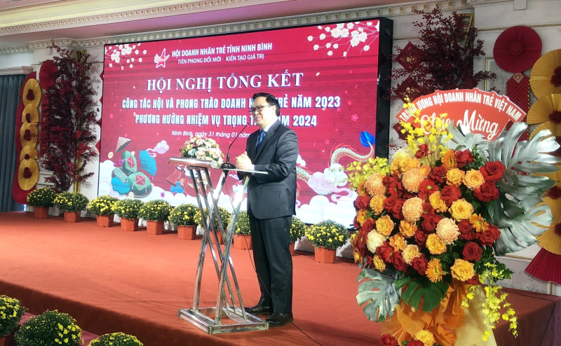 Ông Hoàng Bình Quân - Chủ tịch danh dự Hội Doanh nhân trẻ Việt Nam phát biểu tại hội nghị.