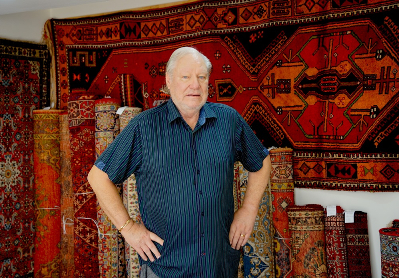 Jan Stromler đã lặn lội khắp nơi trên thế giới mang những tấm thảm Ba Tư độc bản mang về Việt Nam