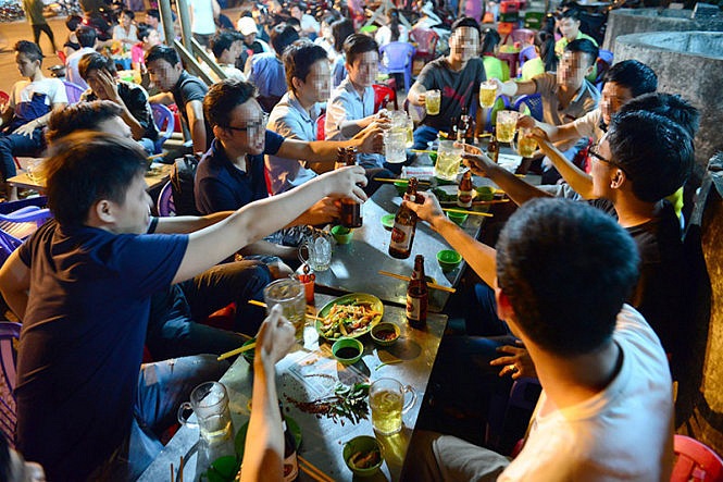 Rượu bị lạm dụng tạo nên một trào lưu, một nét xấu trong văn hóa người Việt. Ảnh: Internet