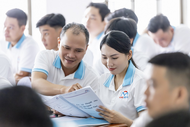 Học viên lớp lái tàu trong ngày đầu tiên lớp Chuyển giao Công nghệ (lý thuyết về chế độ vận hành, tín hiệu, nguyên tắc an toàn...) ngày 17/10/2023. Điều thú vị bạn Phạm Thị Thu Thảo - lớp trưởng là nữ duy nhất trong 57 bạn nam, lại là người đạt điểm tốt nghiệp xuất sắc Trung cấp Lái Tàu Điện ngày 14/08/2023, với số điểm cao nhất lớp 9,7/10