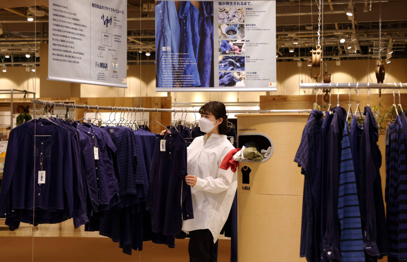 ReMuji - một chương trình thu thập quần áo cũ, làm mới lại bằng cách nhuộm màu chàm.