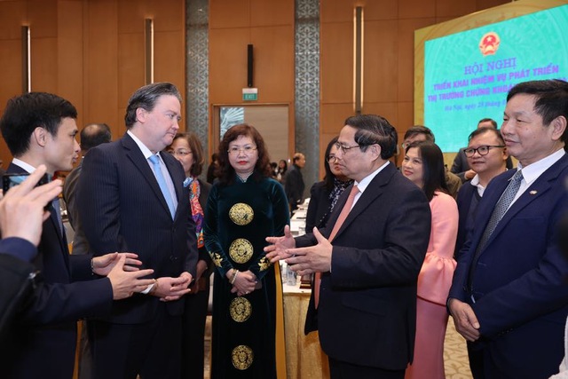 Thủ tướng Phạm Minh Chính trò chuyện cùng các đại biểu tham dự Hội nghị. Ảnh: VGP