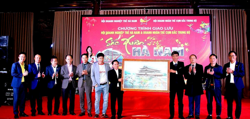 Hội Doanh nghiệp trẻ Hà Nam tặng quà lưu niệm cho đại diện Hội Doanh nhân trẻ cụm Bắc Trung Bộ.