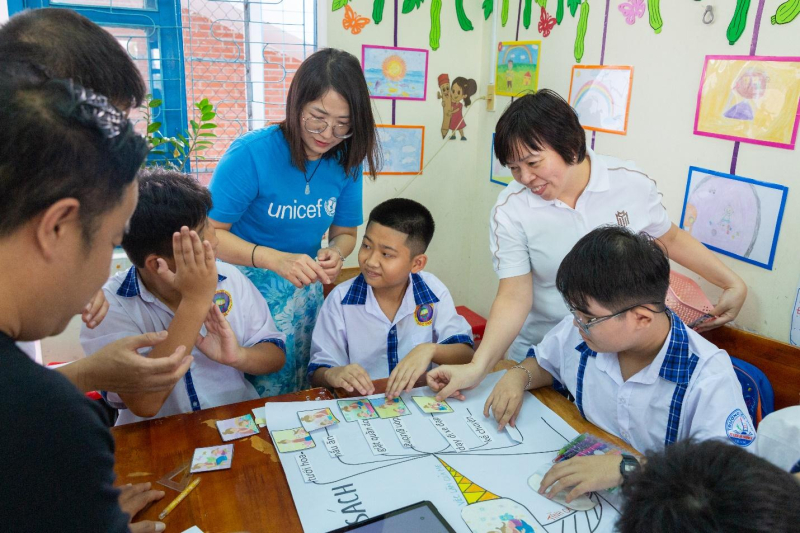 Đại diện UNICEF và Masterise tham gia các lớp học thuộc dự án Innovation for Children trong chuyến đi Sóc Trăng tháng 11/2023.