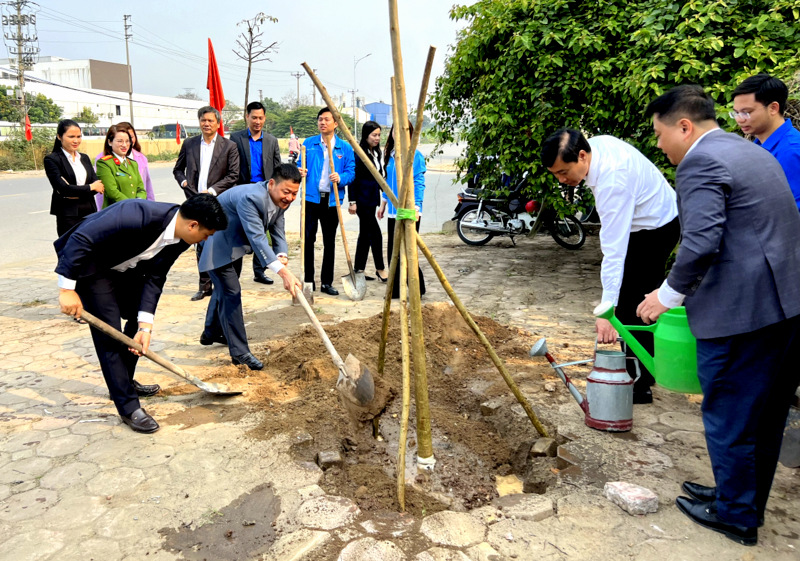 Lãnh đạo thành phố Bắc Ninh cùng các đại biểu tham gia trồng cây.