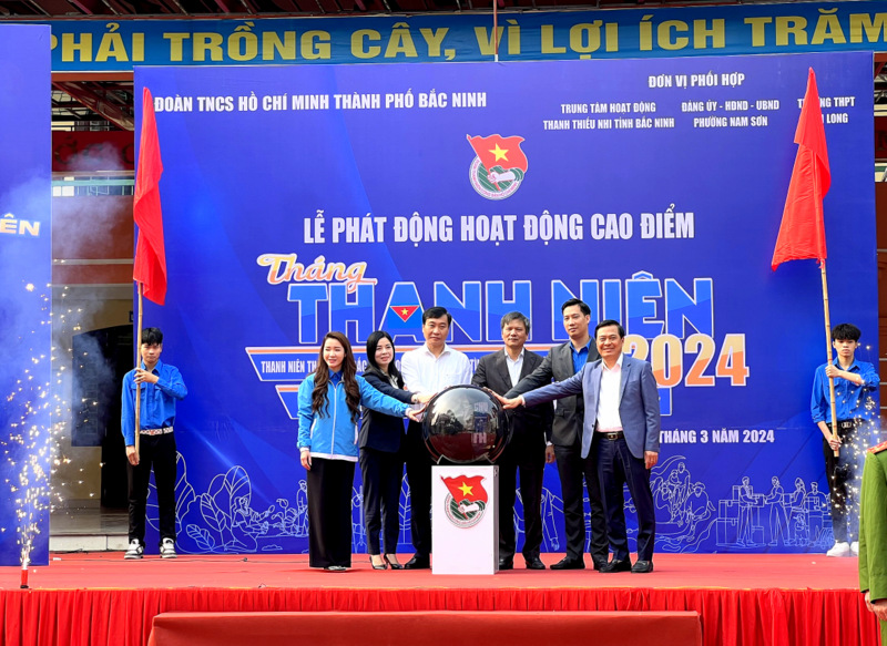 Bí thư Thành ủy Tạ Đăng Đoan (thứ 3 từ phải qua), Chủ tịch HĐND thành phố Nguyễn Hoàng Long (thứ 3 từ trái qua) cùng các đồng chí lãnh đạo Tỉnh Đoàn, thành phố và Thành đoàn Bắc Ninh khởi động đợt cao điểm Tháng Thanh niên năm 2024.