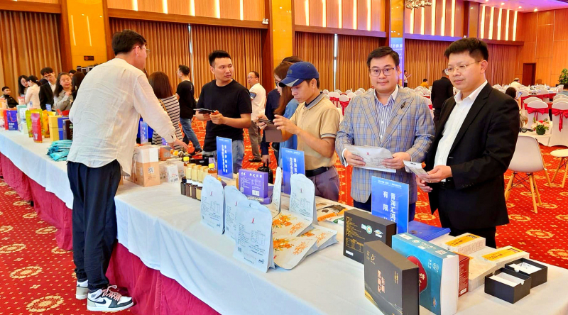 Một số sản phẩm của doanh nghiệp tỉnh Thanh Hải (Trung Quốc) tại hội nghị.