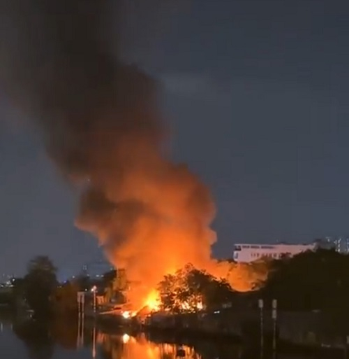 Hiện trường vụ cháy tại kênh Đôi, bờ nam, thuộc phường 2, quận 8 vào chiều tối ngày 1/4/2024. Ảnh Kim Sáng