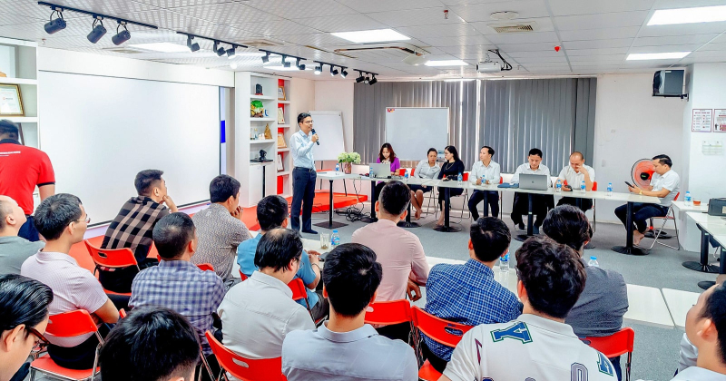 Ông Lê Phụng Thắng - Chủ tịch HanoiBA khóa VII chia sẻ cho các hội viên và khách mời về các phương pháp giúp doanh nghiệp vượt qua đại suy thoái 2024.