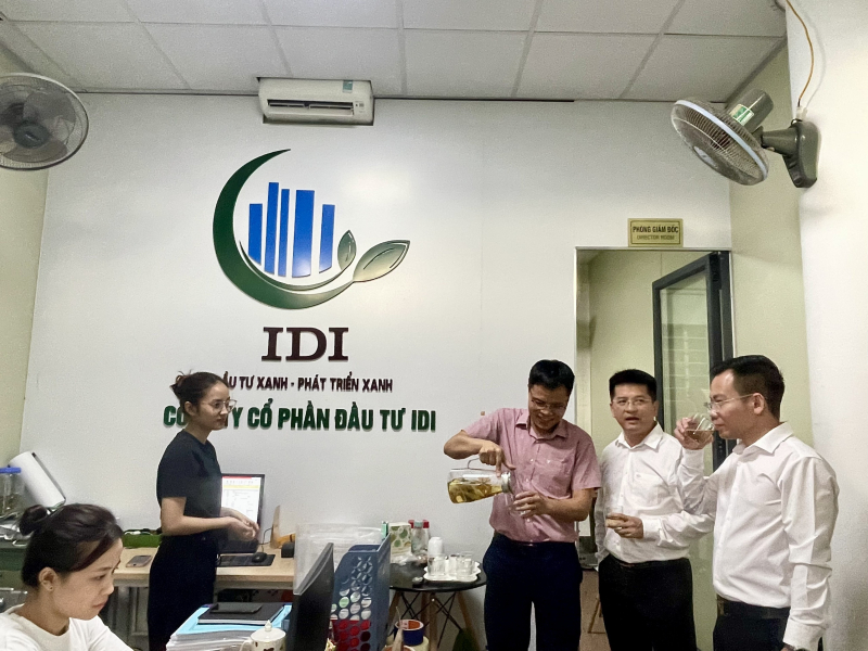 Đoàn đến thăm Công ty CP Đầu tư IDI. Tại đây, Đoàn đã thưởng thức trà Sen Hào Thành – một trong những sản phẩm nông nghiệp đạt chuẩn ocop 3 sao và sản phẩm công nghiệp nông thôn tiêu biểu cấp tỉnh của Sen Hào Thành.