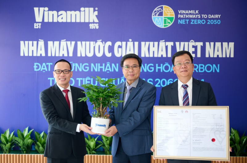 Ông Lê Hoàng Minh, GĐĐH Sản xuất của Vinamilk trao tặng cây lưu niệm cho đại diện BSI Việt Nam