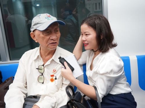 Chú Lê Đình Xuân (CCB quận Bình Thạnh) cho biết, ngồi trên chuyến tàu thủ nghiệm tự động này thấy hiện đại không thua kém gì hệ thống metro các nước chú đã từng đi