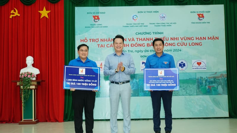 Ông Đặng Hồng Anh, Chủ tịch Hội Doanh nhân trẻ Việt Nam trao tặng 1.000 bình nước ngọt (dung tích 19 lít) cùng các phần quà và học bổng hỗ trợ bà con nhân dân và thanh thiếu nhi tại xã An Hiệp, huyện Ba Tri, tỉnh Bến Tre.