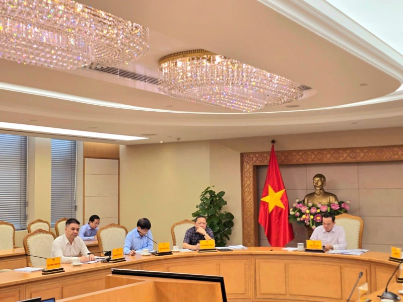 Phó Thủ tướng Trần Lưu Quang, Tổ trưởng Tổ công tác cải cách thủ tục hành chính của Thủ tướng Chính phủ chủ trì buổi làm việc ngày 8/5.