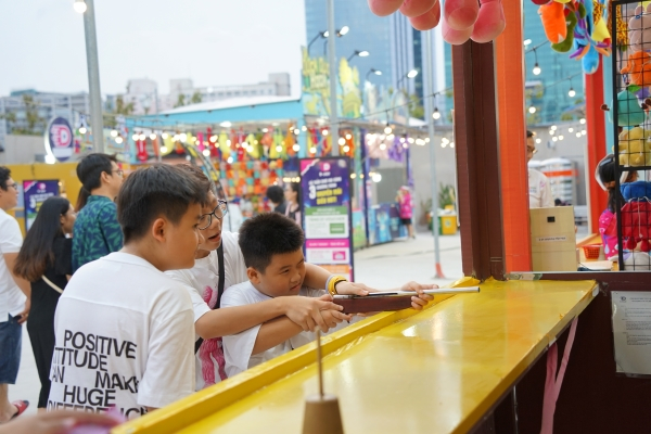 Gian hàng bắn súng luôn hấp dẫn các bé trai