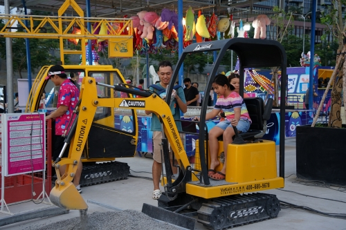 Các bé trải nghiệm trò chơi tại D - Joy trong ngày khai trương