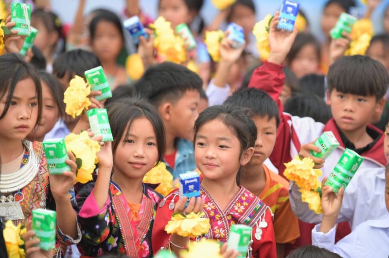 Từ nay mỗi ngày đến lớp, các em nhỏ tại Nậm Vì, Điện Biên có thêm hộp sữa là “người bạn mới”.