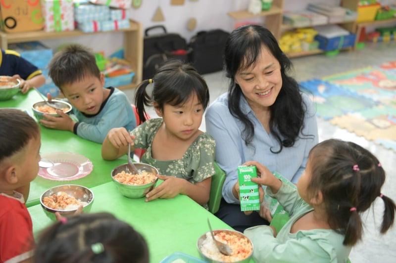 Vượt hơn 600km đường đèo, những hộp sữa đã mang theo cả niềm vui, tình yêu thương đến với trẻ em vùng cao.