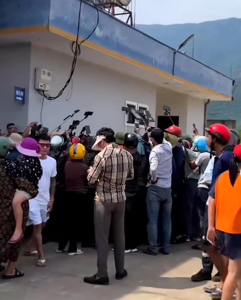 Sự theo sát đến mức phiền lụy thật đáng chê trách